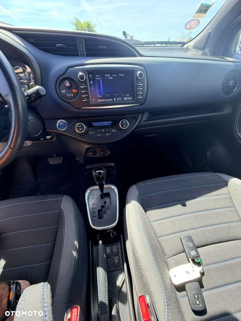 Toyota Yaris Hybrid 100 Selection Platinum - 13