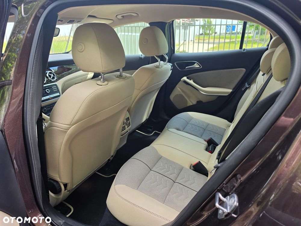 Mercedes-Benz GLA 250 4-Matic AMG Line - 17