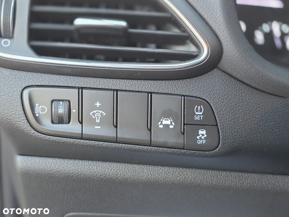 Hyundai i30 1.6 D Comfort - 26