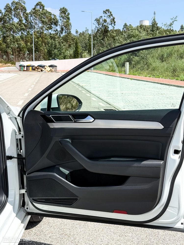 VW Passat Variant 2.0 TDI R-Line DSG - 10