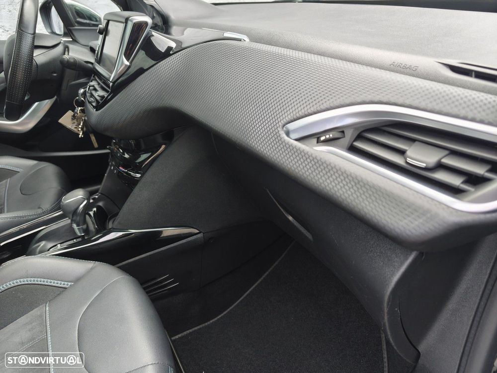 Peugeot 2008 1.2 PureTech Allure EAT6 - 23