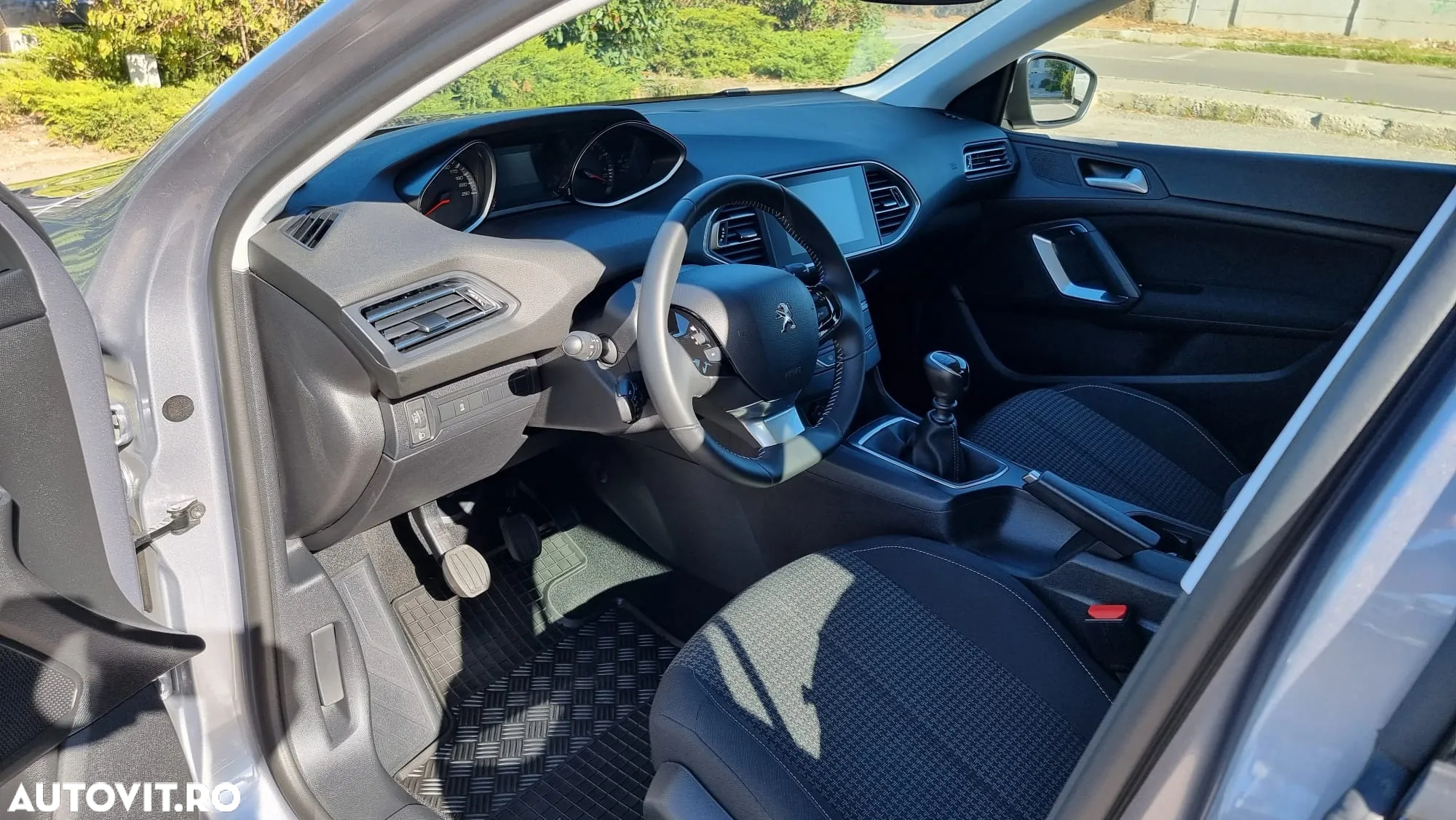 Peugeot 308 1.2 L PureTech Turbo S&S Allure - 14