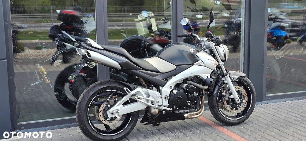 Suzuki GSR - 4