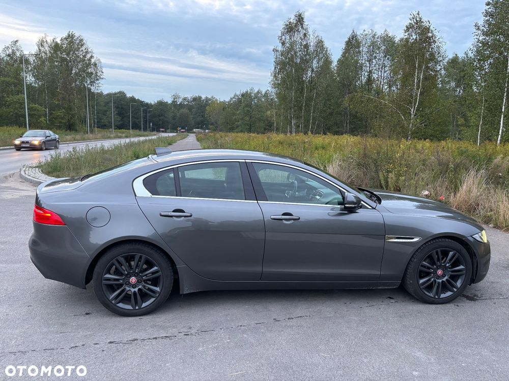 Jaguar XE 2.0 D Prestige - 6