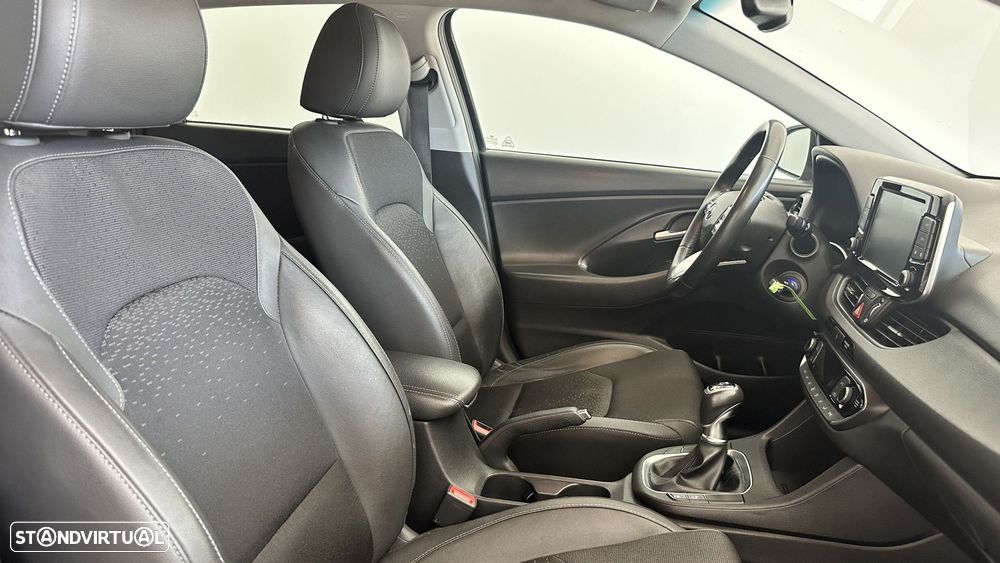 Hyundai i30 SW 1.6 CRDi Blue Comfort Auto AC+J17 - 16