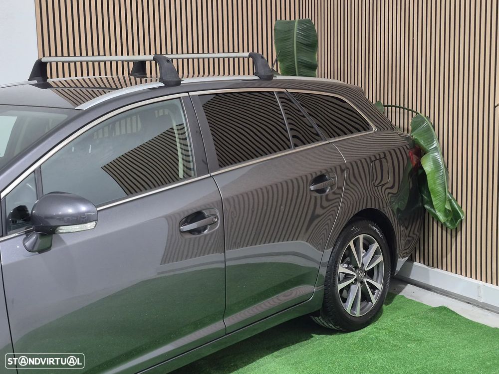 Toyota Avensis SW 2.0 D-4D Exclusive +GPS - 4