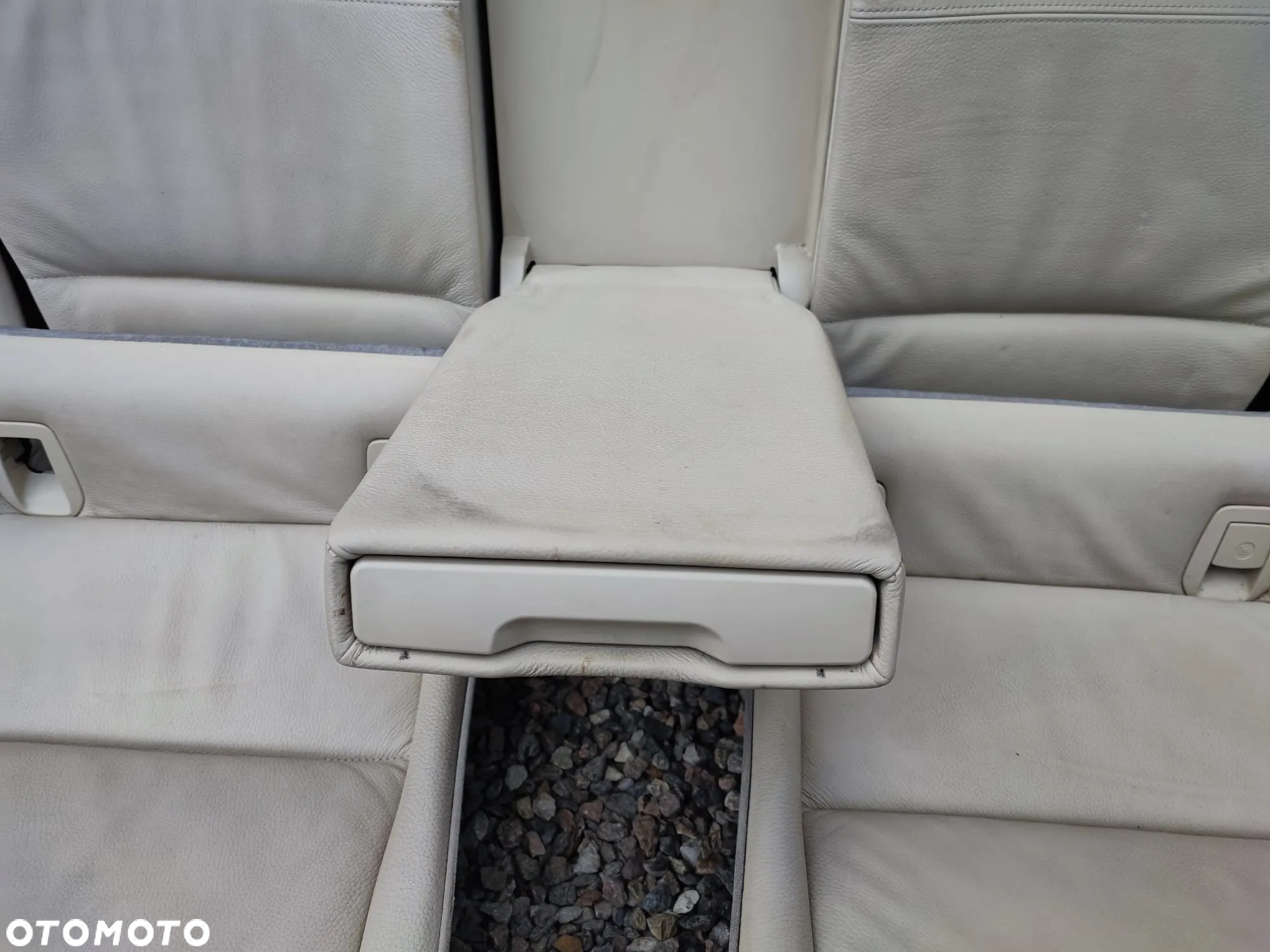 BMW E92 / E92 LCI. ORYGINALNY KOMPLET KANAPA TYŁ SKÓRA ( KOL. DAKOTA CREAMBEIGE ) + PODŁOKIETNIK Z CUP HOLDEREM. O NR: 6 972 943 / 6 972 940 / 6 972 935 OEM. W BARDZO DOBRYM STANIE TECHNICZNYM. - 7