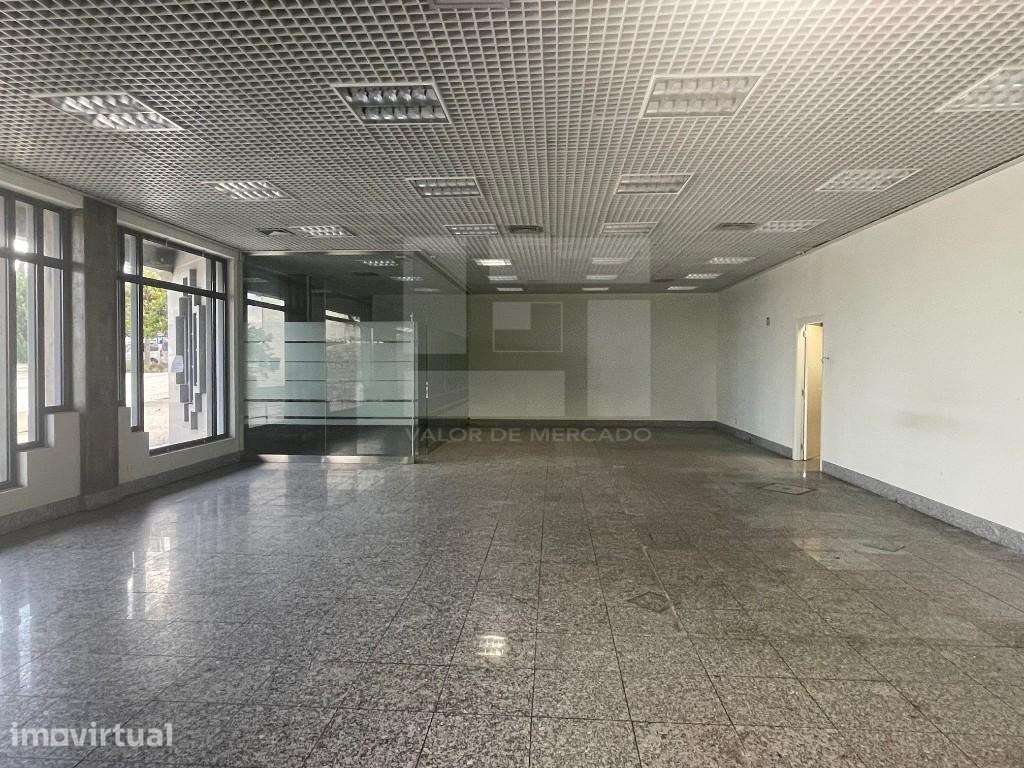 Prédio urbano, destinado a comércio e serviços, em Aguiar da Beira. - Grande imagem: 2/13