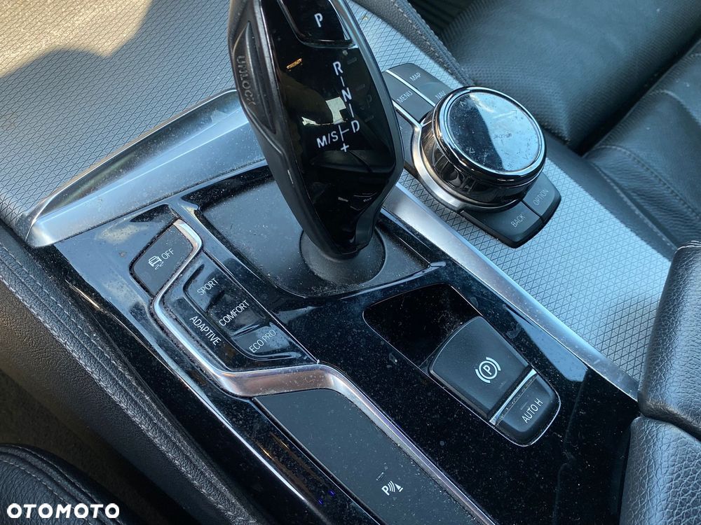 BMW Seria 5 M550i xDrive sport - 27