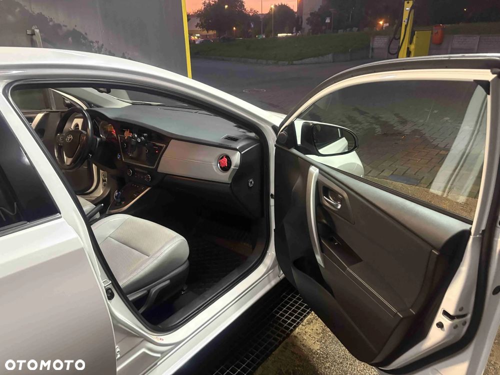 Toyota Auris 1.8 Hybrid Executive - 11
