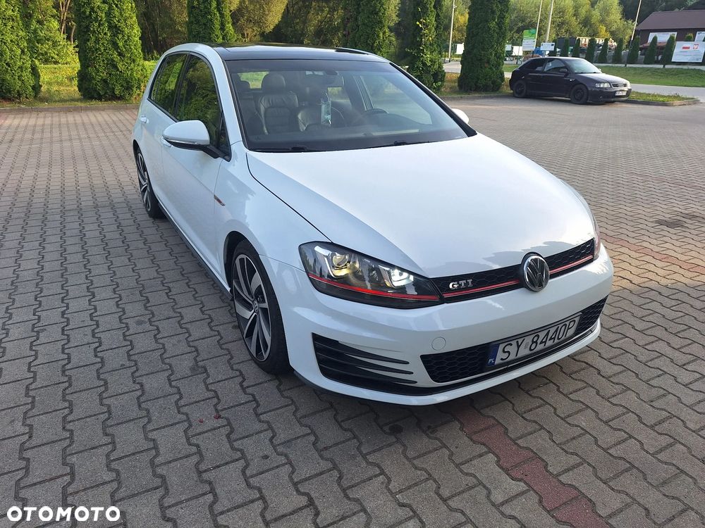 Volkswagen Golf - 1