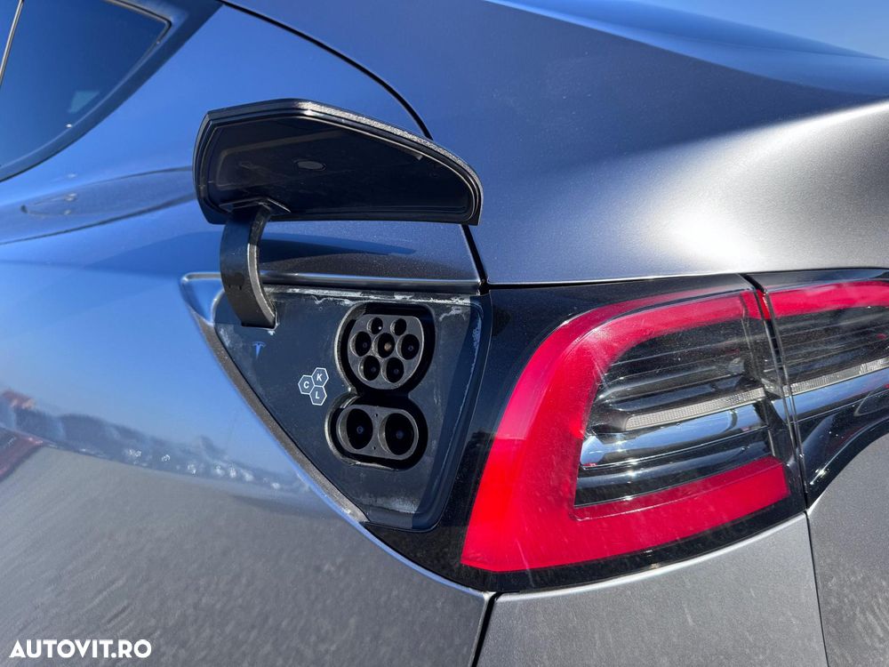 Tesla Model Y Long Range Dual Motor AWD - 9