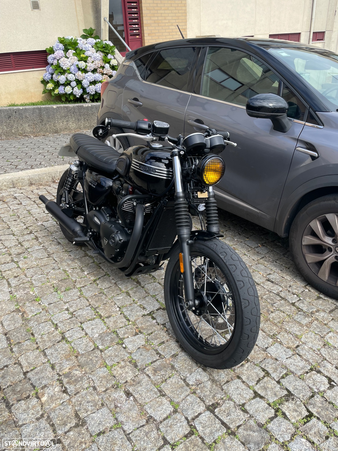 Triumph Bonneville Black - 8