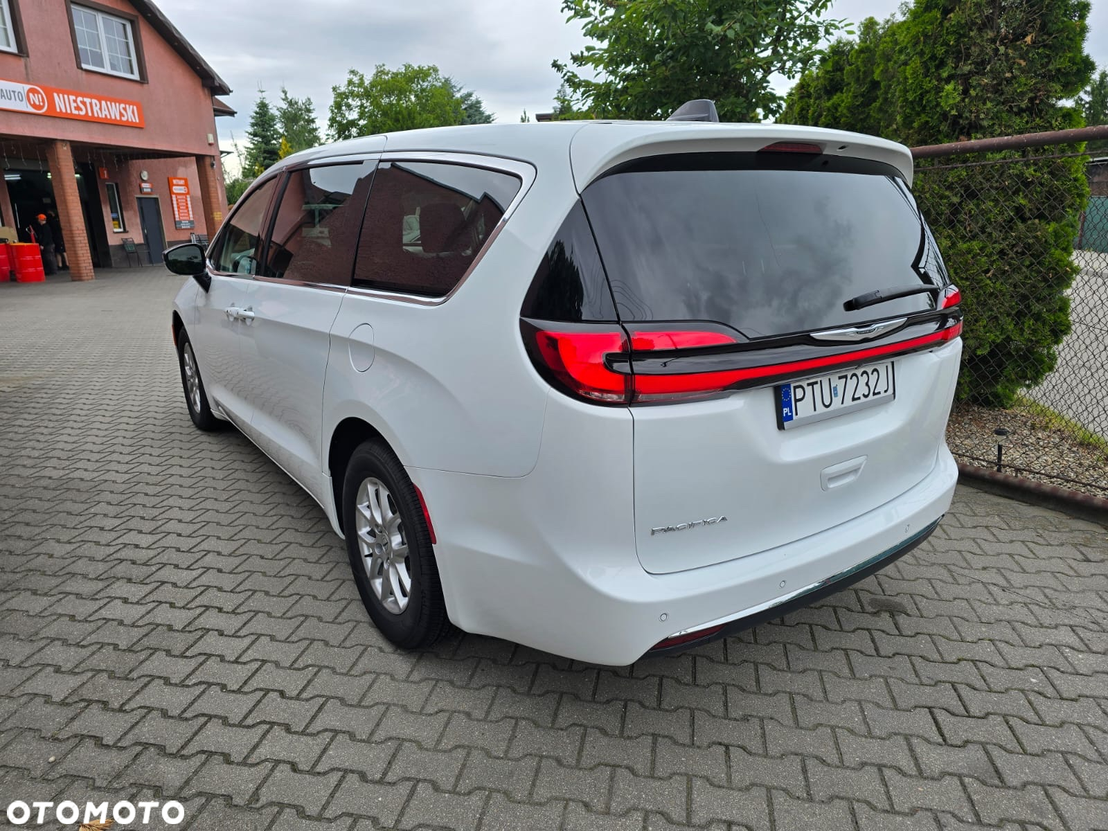 Chrysler Pacifica - 4