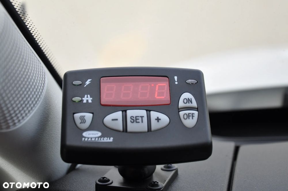 Iveco DAILY AUTOMAT CHŁODNIA MROŹNIA IZOTERMA CARRIER HI-MATIC NA BLIŹNIAKU KRAJOWE BEZWYPADKOWE ZASILANIE ZEWNETRZNE 230 V - 7