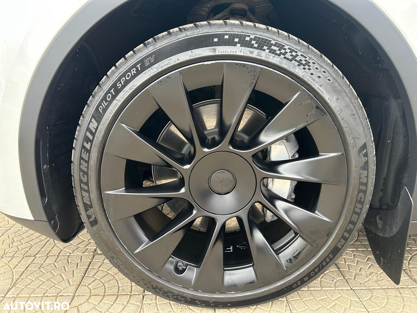 Tesla Model Y AWD Long Range - 34