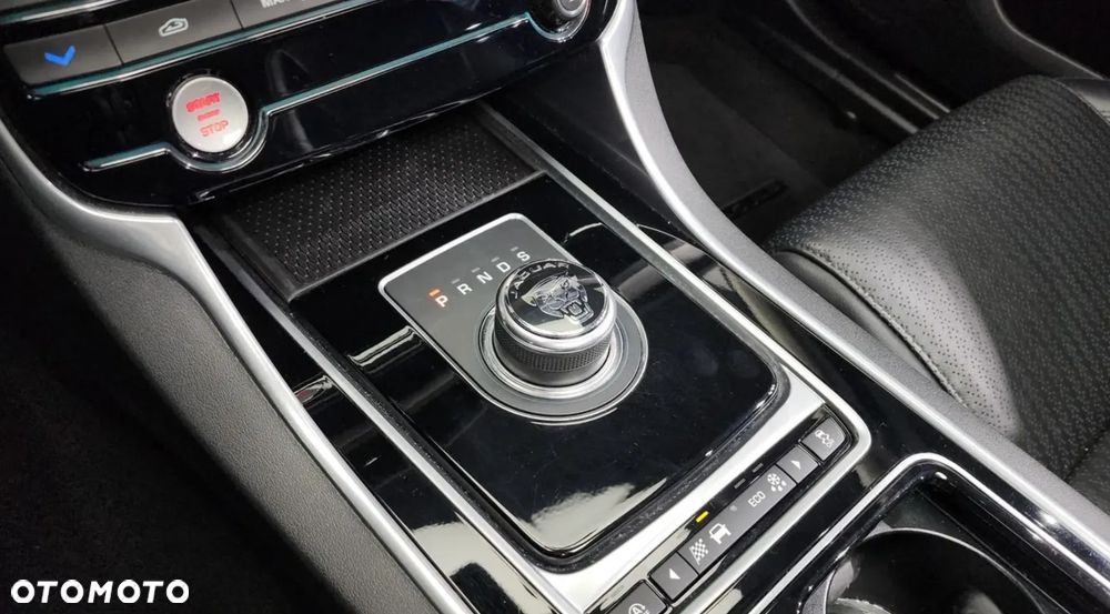 Jaguar XF 20d Prestige - 11