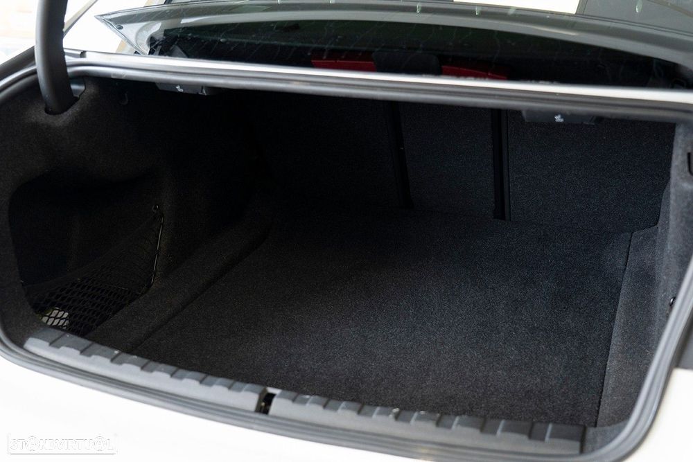 BMW 320 d Pack Desportivo M Auto - 9