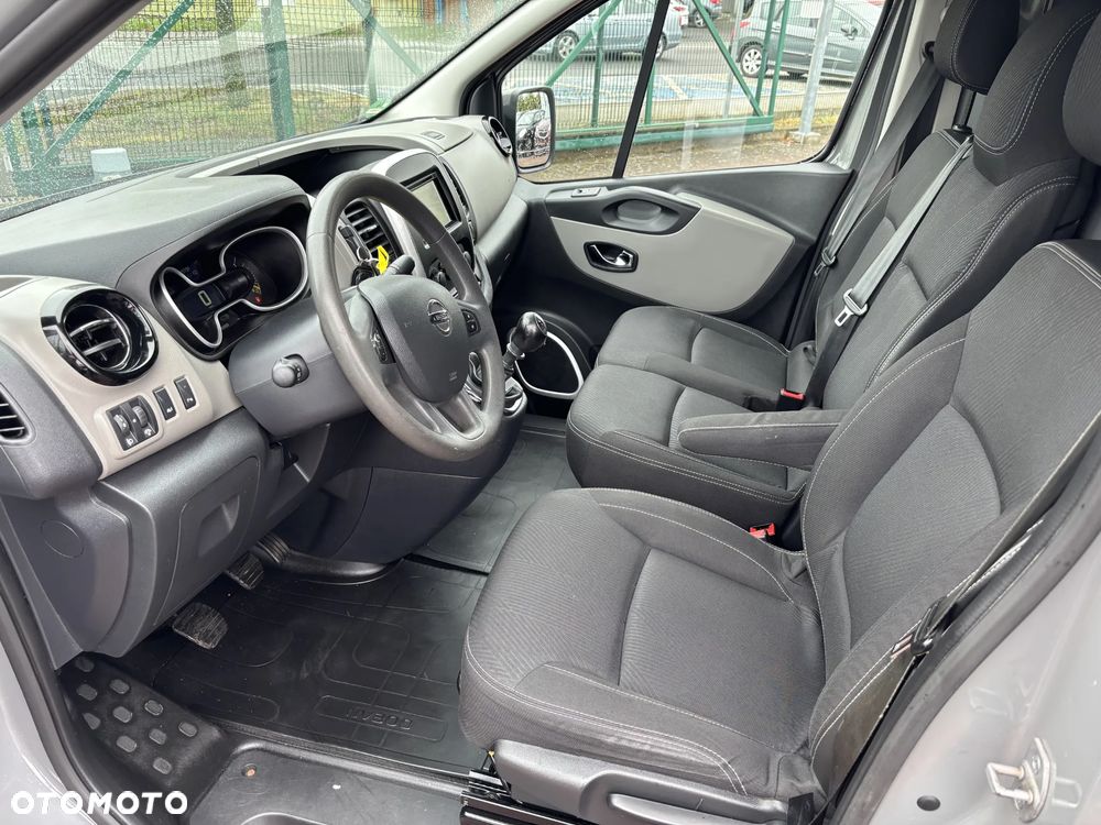 Nissan NV300 - 11