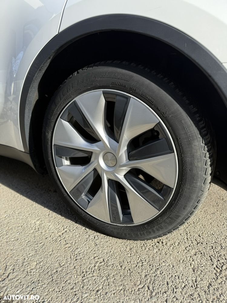 Tesla Model Y Long Range AWD - 6