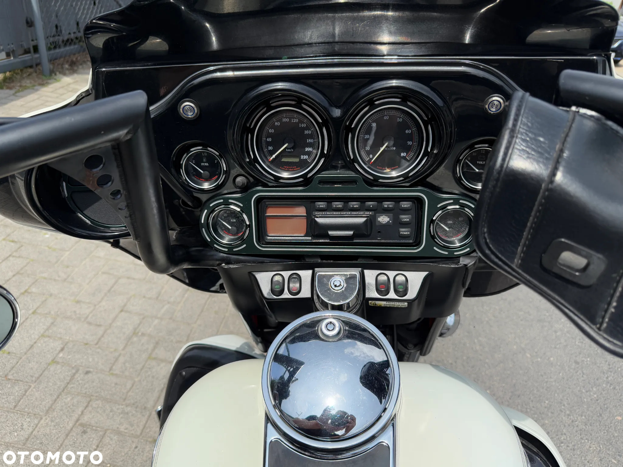 Harley-Davidson FLH Electra Glide - 11