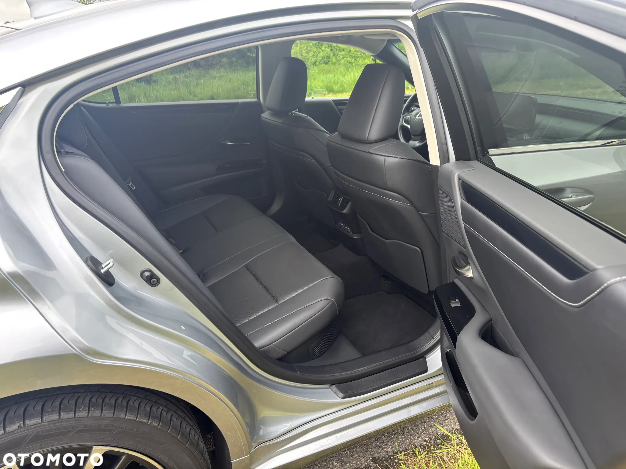 Lexus ES 300h Business Edition - 11