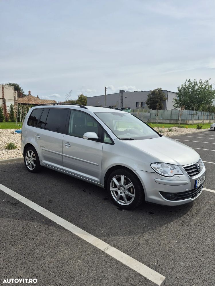 Volkswagen Touran 2009 photo 2