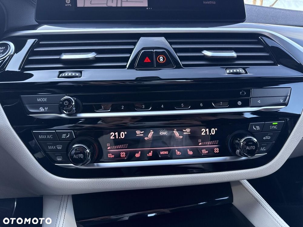 BMW Seria 5 M550i xDrive - 23