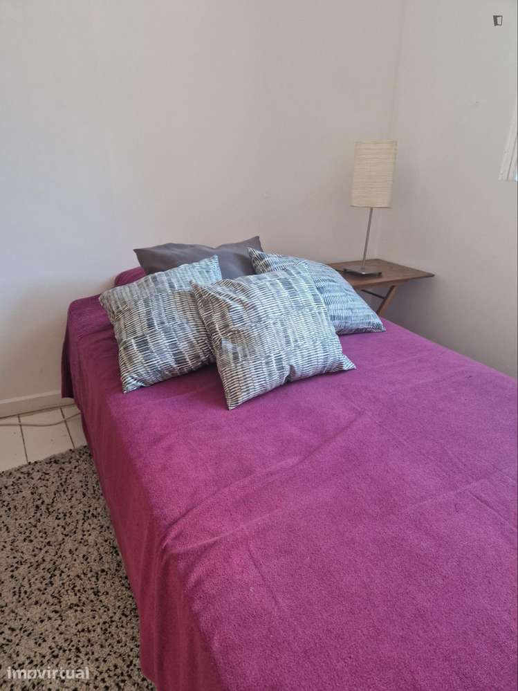 Quarto - localizado em Santo Ildefonso Porto - Grande imagem: 3/7