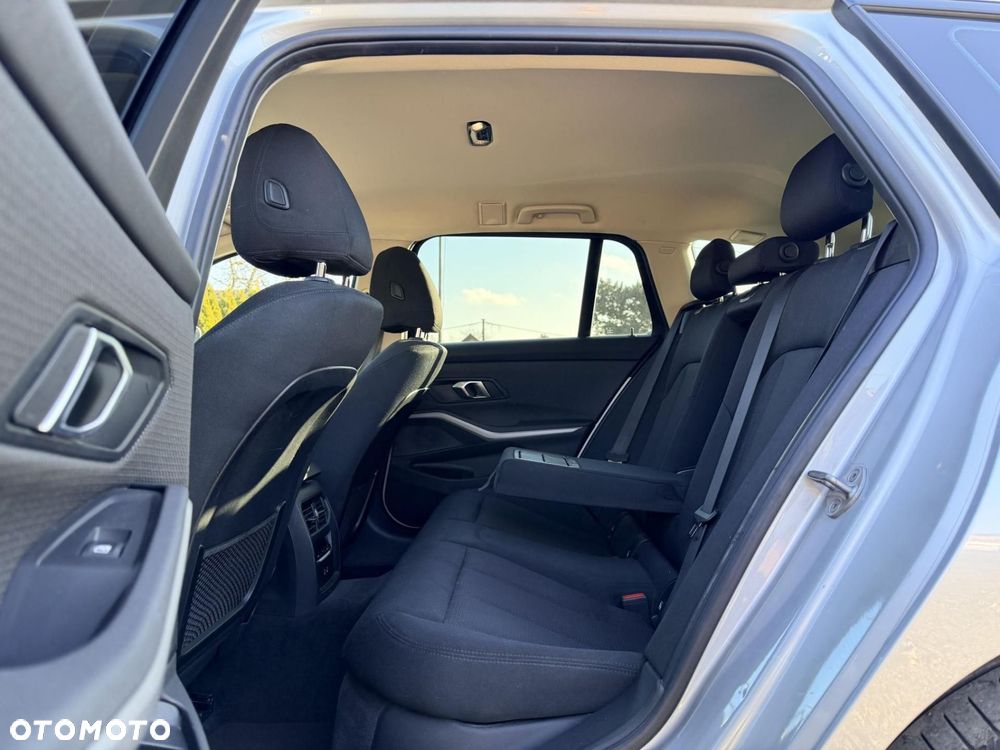 BMW Seria 3 320d xDrive - 13