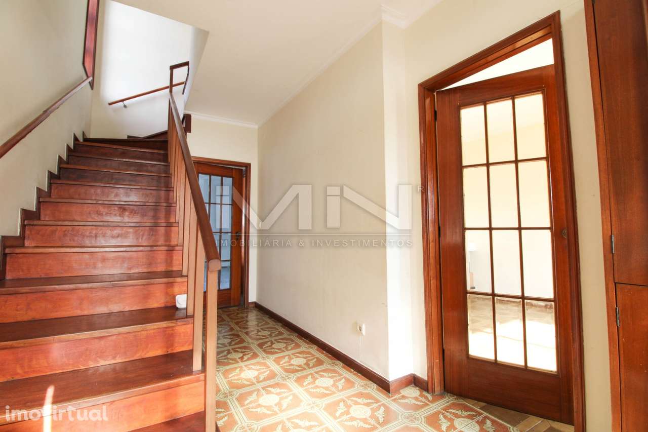 Moradia de 3 Frentes com Vista Panorâmica no Coração de Gondomar - Grande imagem: 2/57