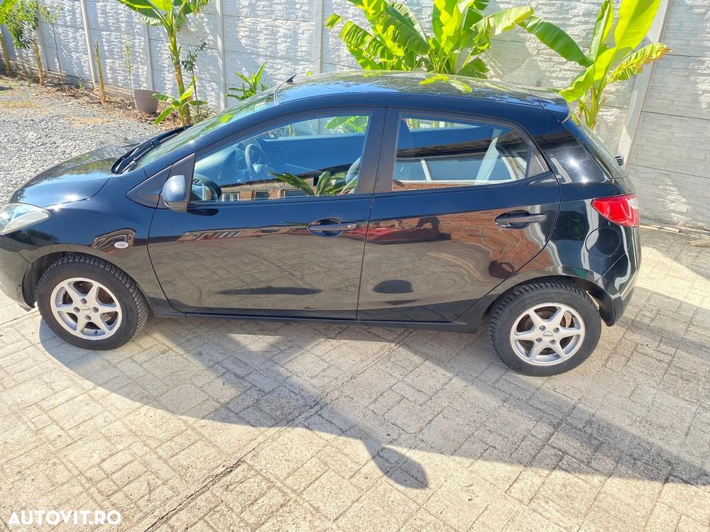 Mazda 2 2010 photo 3