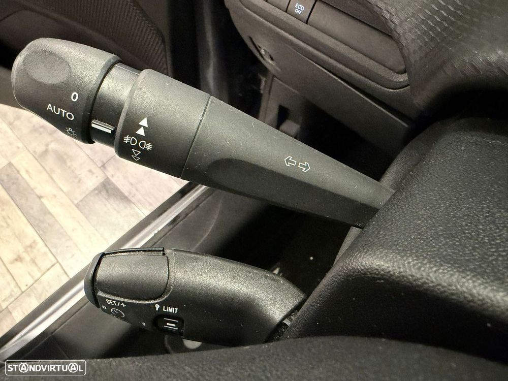 Peugeot 2008 1.2 PureTech Allure EAT6 - 20