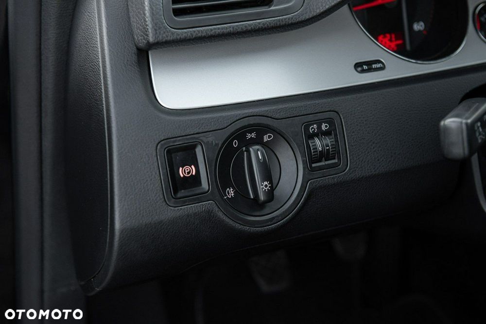 Volkswagen Passat 1.9 TDI Highline - 24