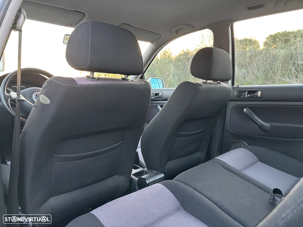 VW Golf 1.9 TDi 25 Anos - 26