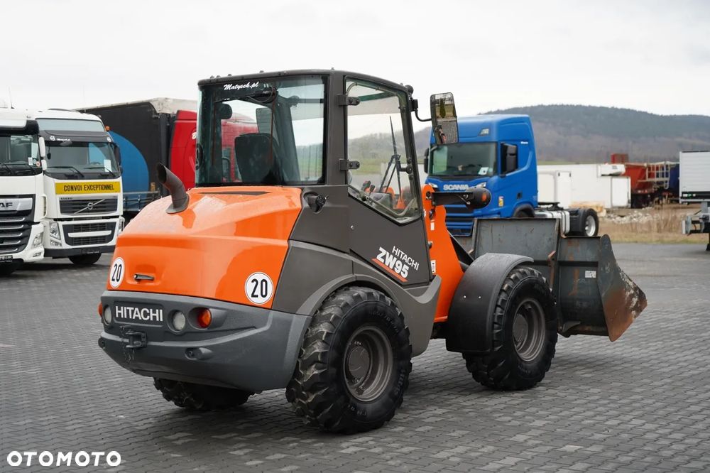 Hitachi ZW95 / ŁADOWARKA KOŁOWA / 2020 R / WIDŁY DO PALET - 16