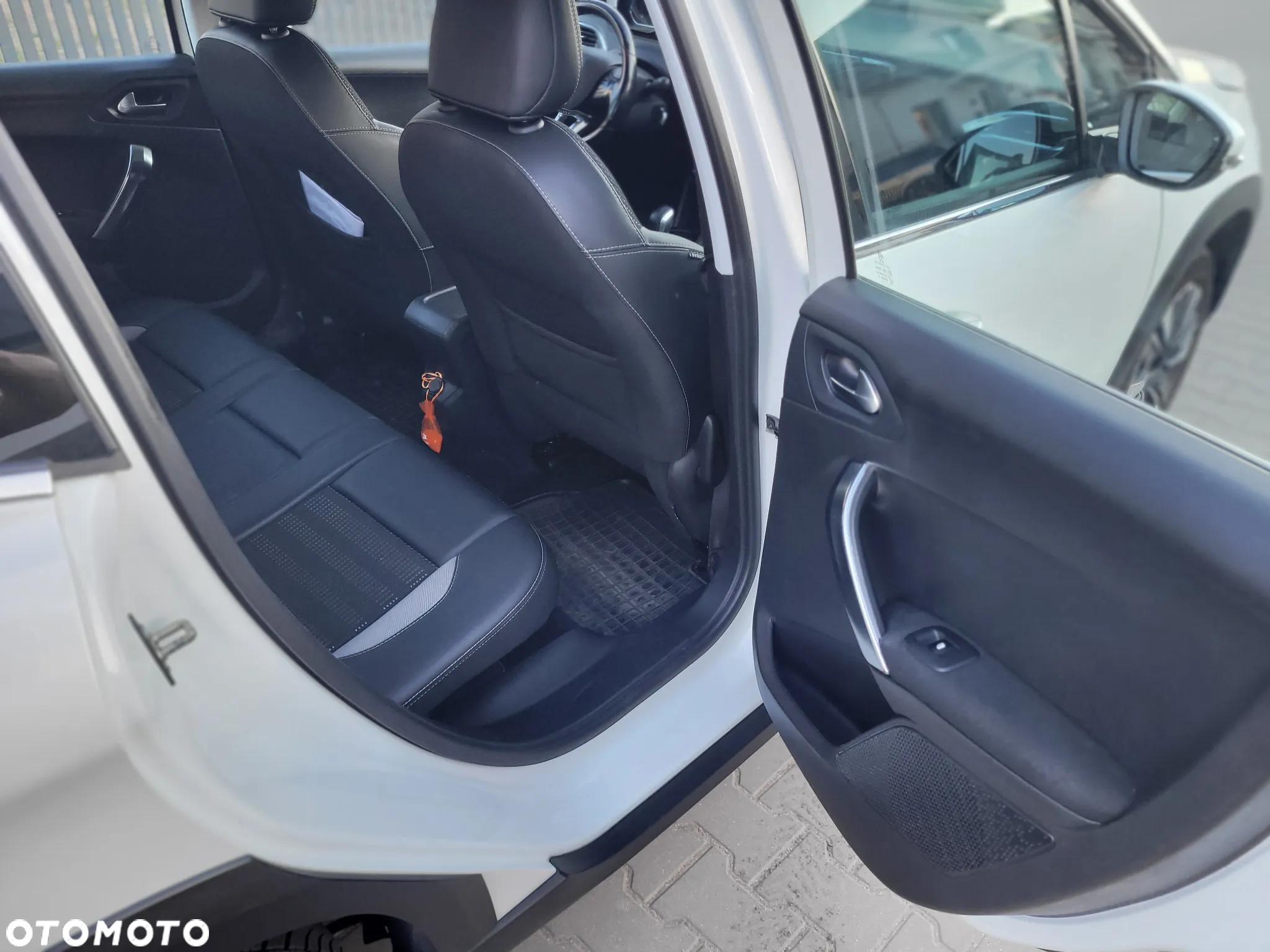 Peugeot 2008 1.2 Pure Tech Allure S&S - 10