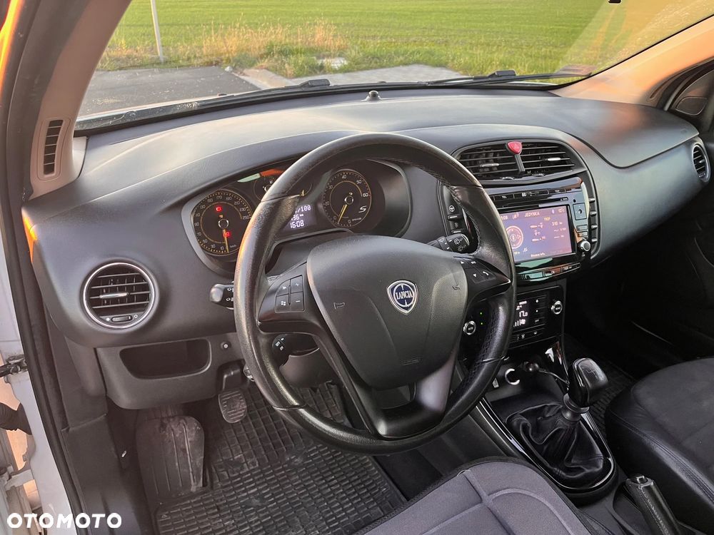 Lancia Delta 1.9 MJ TB S by Momo - 8