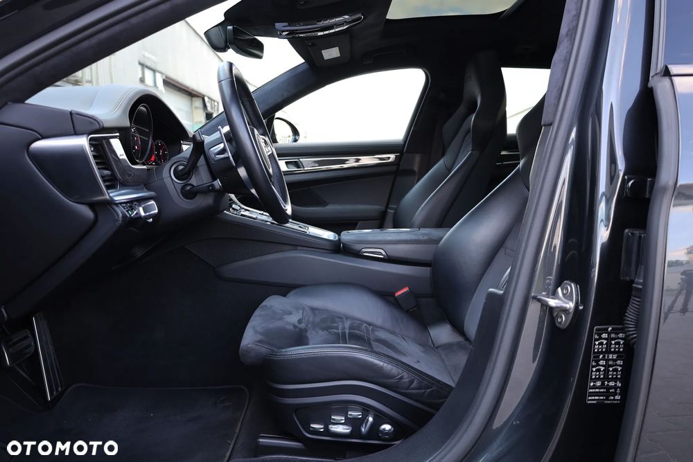 Porsche Panamera GTS Sport Turismo - 26