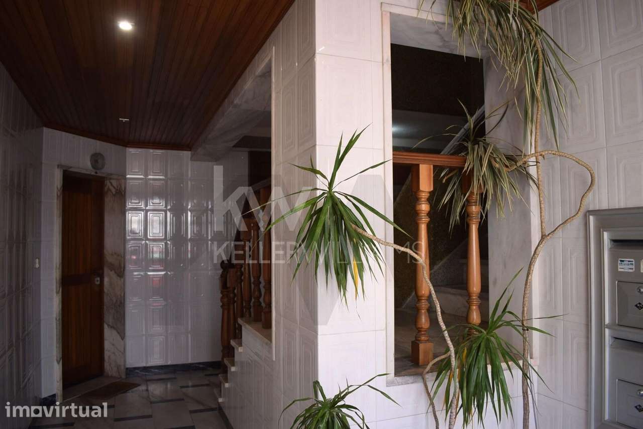 Apartamento T2 na Encosta do Sol – Luminosidade, Arrumação e Potencial - Grande imagem: 5/23