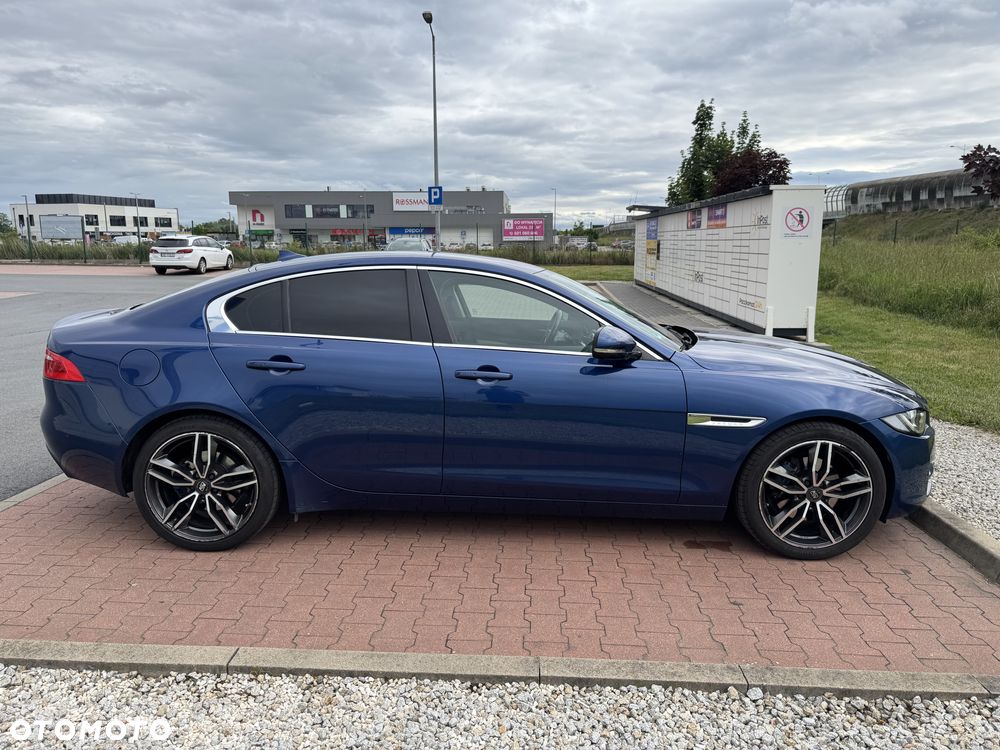 Jaguar XE 2.0 D Prestige - 4