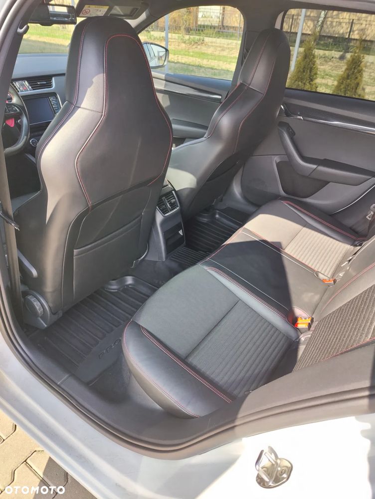 Skoda Octavia 2.0 TDI RS DSG - 9