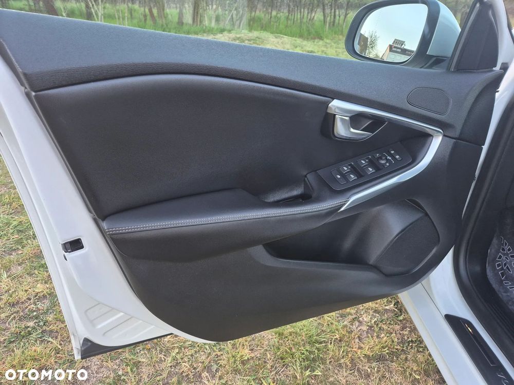 Volvo V40 D2 Drive-E R-Design Momentum - 17