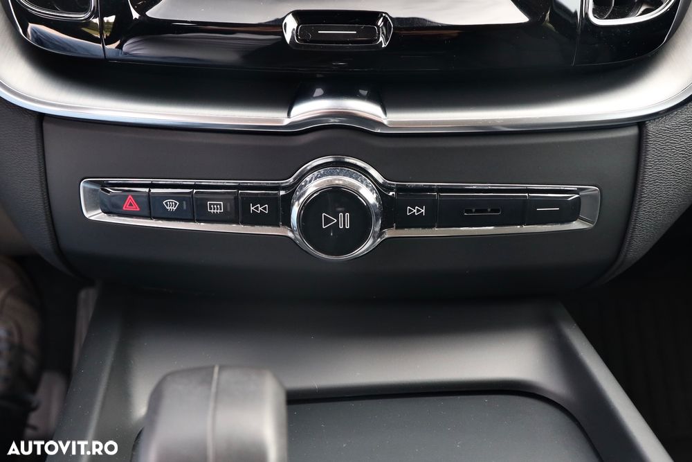 Volvo XC 60 B5 AT AWD MHEV Core - 19