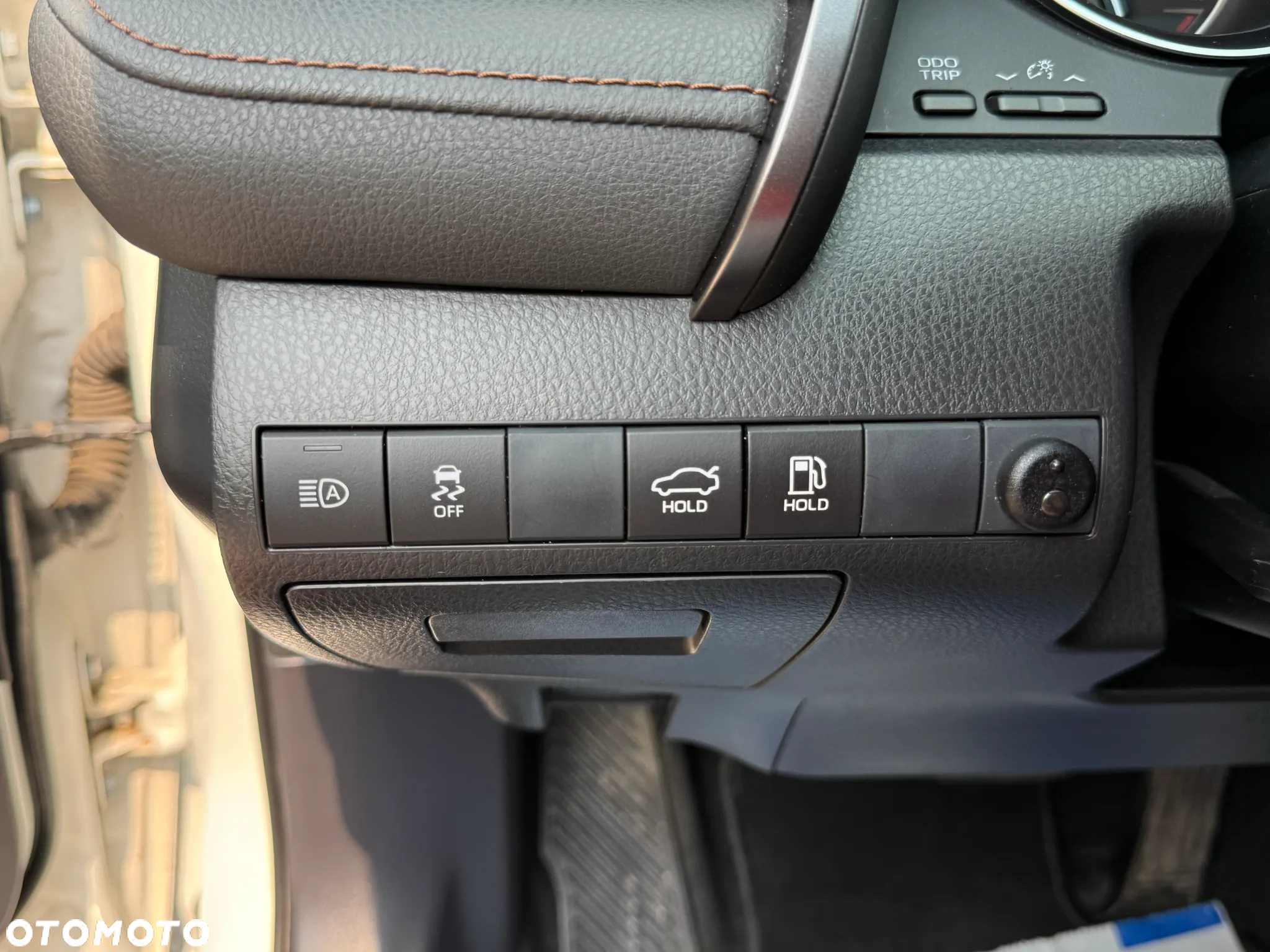 Toyota Camry 2.5 Hybrid Comfort CVT - 28