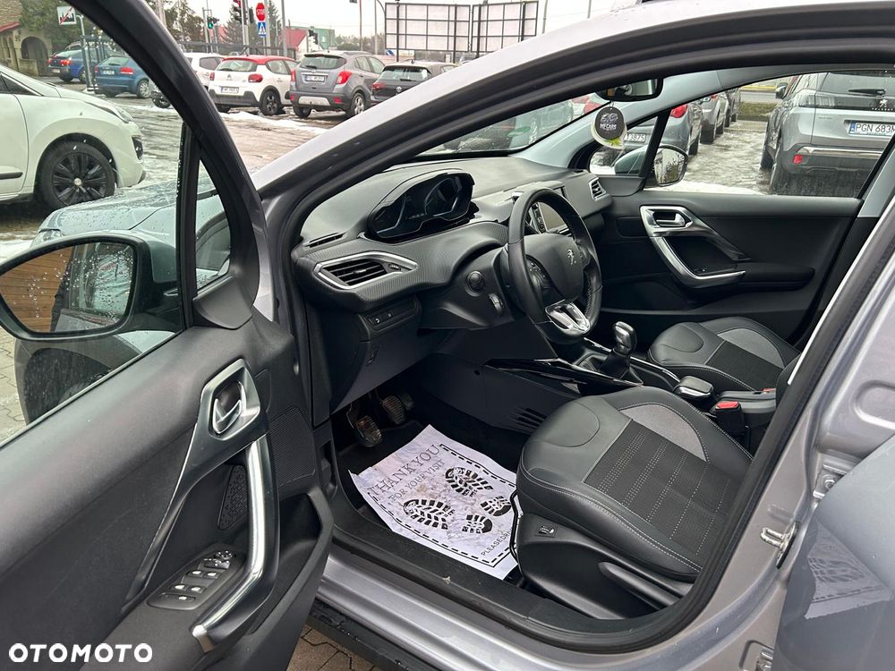 Peugeot 2008 1.2 Pure Tech Allure S&S - 16