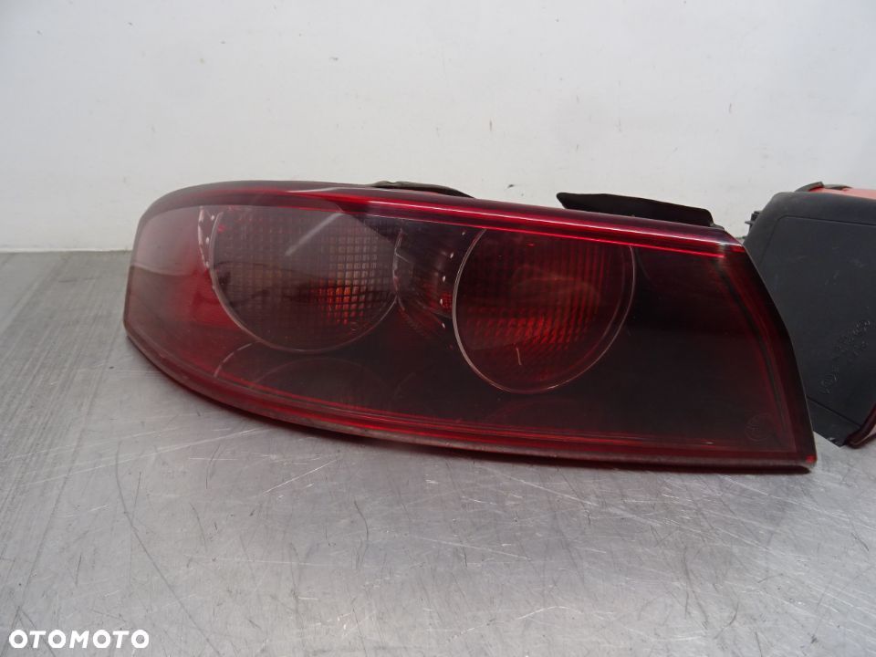 ALFA ROMEO 159 05-11 SEDAN 1.9 JTD LAMPA PRAWY LEWY TYŁ TYLNA W BŁOTNIK - 2