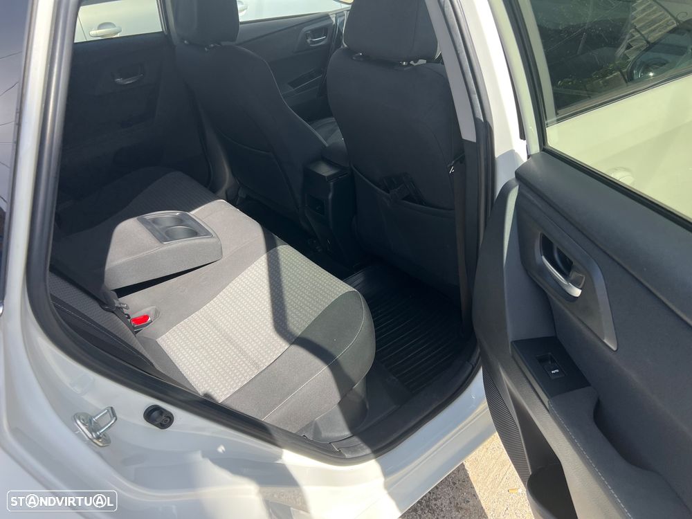 Toyota Auris Touring Sports 1.8 HSD Comfort +P.Techno+P.Sport - 14