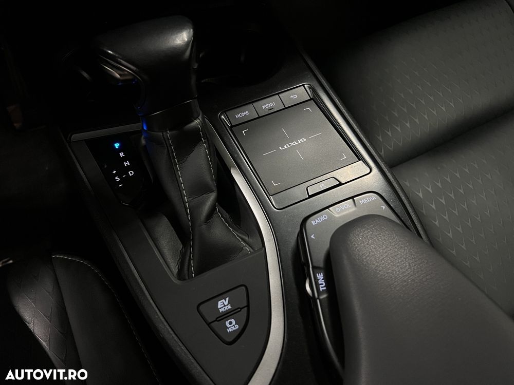 Lexus UX 250h FWD Executive - 17