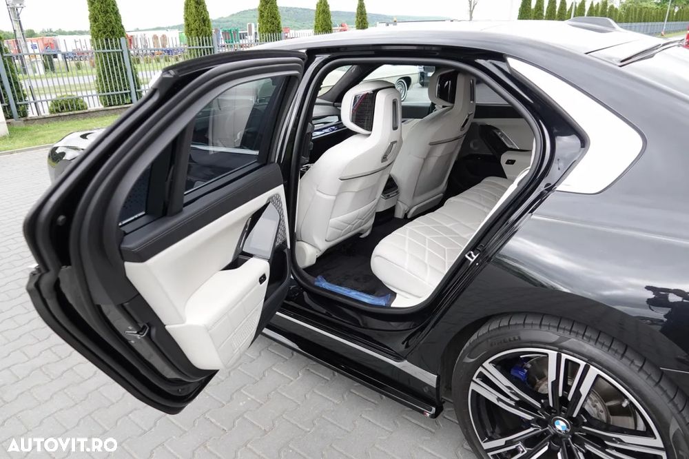 BMW Seria 7 730d xDrive MHEV - 31